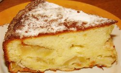 Рецепт бисквитной шарлотки с яблоками