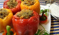 Перец болгарский, фаршированный мясом и овощами