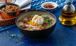 Манная каша с яйцом пашот и карамелизированным луком, пошаговый рецепт с фото на 532 ккал