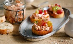 Брускетты с томатным сыром и жареным виноградом, пошаговый рецепт с фото на 490 ккал