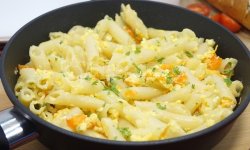 Макароны с яйцом и сыром на сковороде