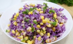 Салат с красной капустой, копченой куриной грудкой и кукурузой