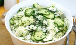 Летний салат с малосольными огурцами и капустой