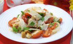 Салат с курицей и помидорами «Элла»