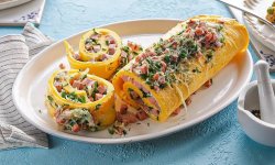 Омлет рулетом с колбасой и сыром, пошаговый рецепт с фото на 450 ккал