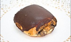 Булочки с маком и орехами в шоколадной глазури