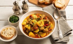 Тушеная картошка со свининой в кастрюле, пошаговый рецепт с фото на 528 ккал