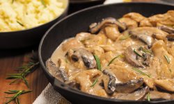 Отварная говядина с соусом из белого вина