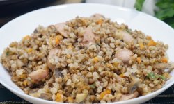 Гречка на сковороде с грибами и сосисками