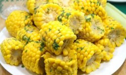 Кукуруза с чесноком, сливочным маслом и зеленью
