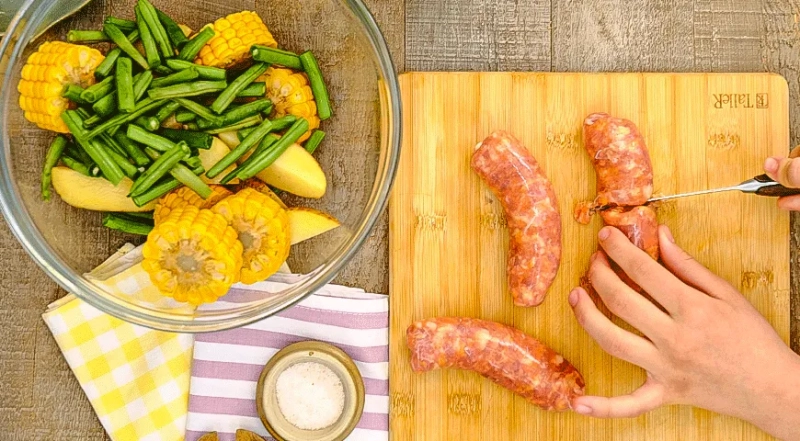 Колбаски с кукурузой и картофелем в фольге, пошаговый рецепт с фото на 558 ккал
