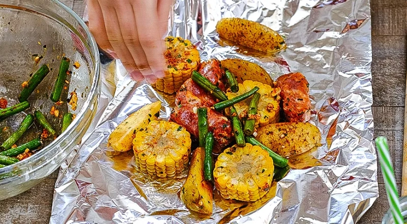 Колбаски с кукурузой и картофелем в фольге, пошаговый рецепт с фото на 558 ккал