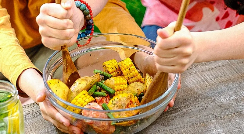 Колбаски с кукурузой и картофелем в фольге, пошаговый рецепт с фото на 558 ккал