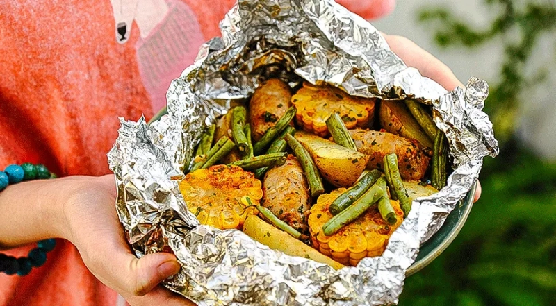 Колбаски с кукурузой и картофелем в фольге, пошаговый рецепт с фото на 558 ккал