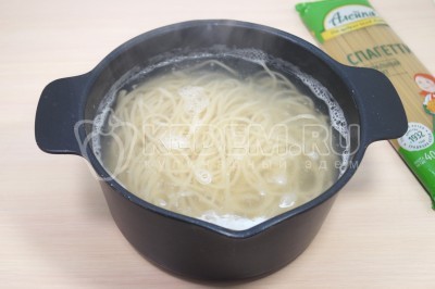 Летние спагетти со шпинатом и помидорами