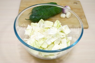 Летний салат с маринованными огурцами и капустой
