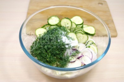 Летний салат с маринованными огурцами и капустой