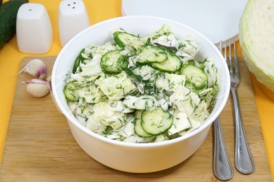 Летний салат с маринованными огурцами и капустой