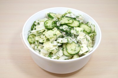 Летний салат с маринованными огурцами и капустой