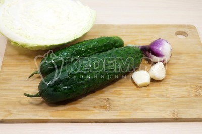 Летний салат с маринованными огурцами и капустой