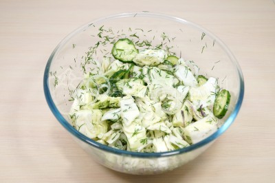 Летний салат с маринованными огурцами и капустой