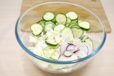 Летний салат с маринованными огурцами и капустой