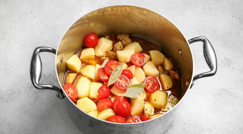 тушеная картошка со свининой, пошаговый рецепт и фото, 528 ккал