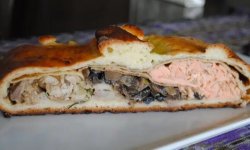 Кулебяка с семгой и грибами