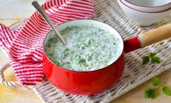 Густой холодный суп из простокваши с огурцами, зеленью и орехами, пошаговый рецепт с фото на 283 ккал