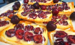 Слойки с вишней, пошаговый рецепт с фото от автора Марина Майорова на 322 ккал