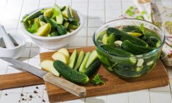 Малосольные огурцы с яблоками, пошаговый рецепт с фото на 29 ккал